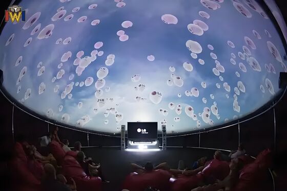 Buon prezzo VR Dome Cinema 4D Flying Theater con schermo curvo e sedili per movimenti in linea